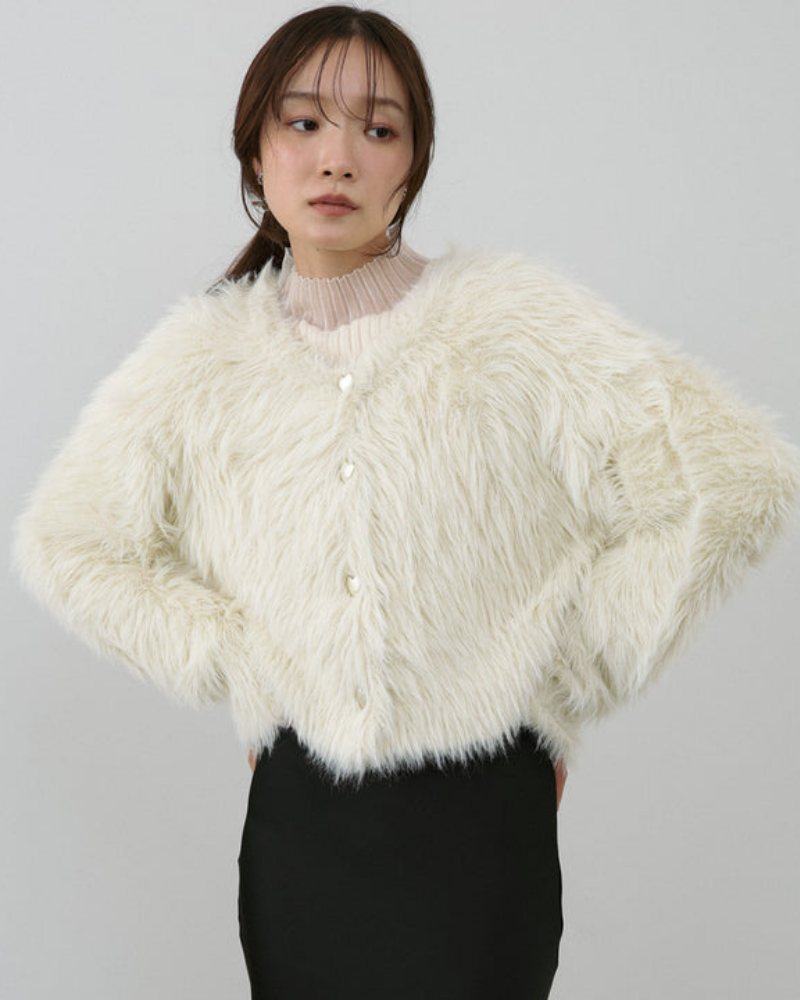 Lilyé 換季穿搭：浪漫心型鈕扣絨毛針織衫