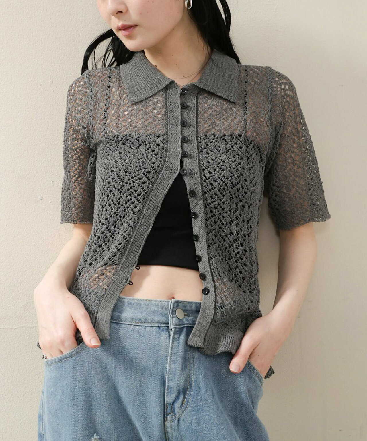 Lilyé 2026 春季日系穿搭：精緻鏤空編織針織外套，展現空氣感透視紋理與撞色線條。