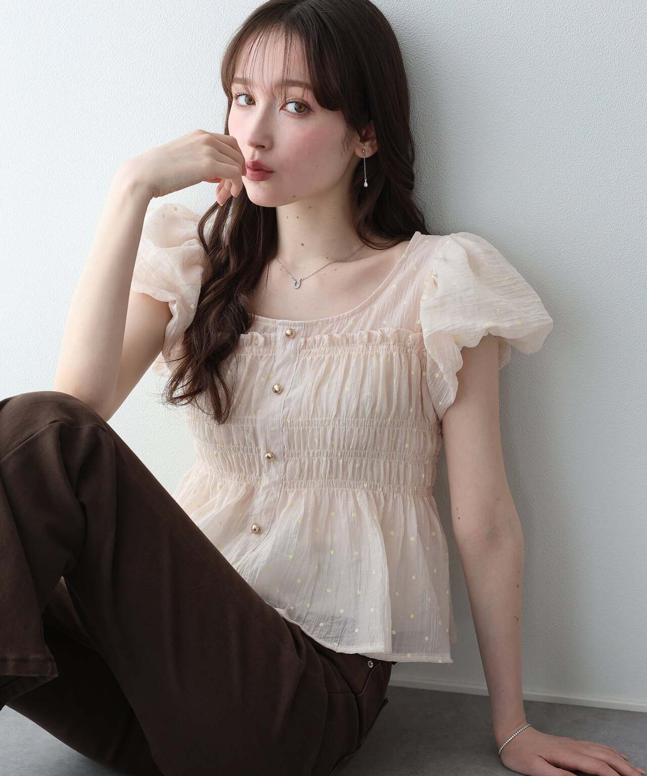 Lilyé 2026 春季都會職人：不對稱荷葉邊雪紡襯衫，展現設計感層次與優雅的垂墜美感。