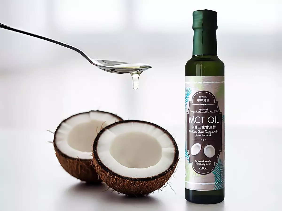 微距攝影，新鮮白椰子半顆搭配銀匙盛放晶瑩MCT油，Budwig產品瓶身置前景，實驗室潔淨背景強調純淨，高質感光影。