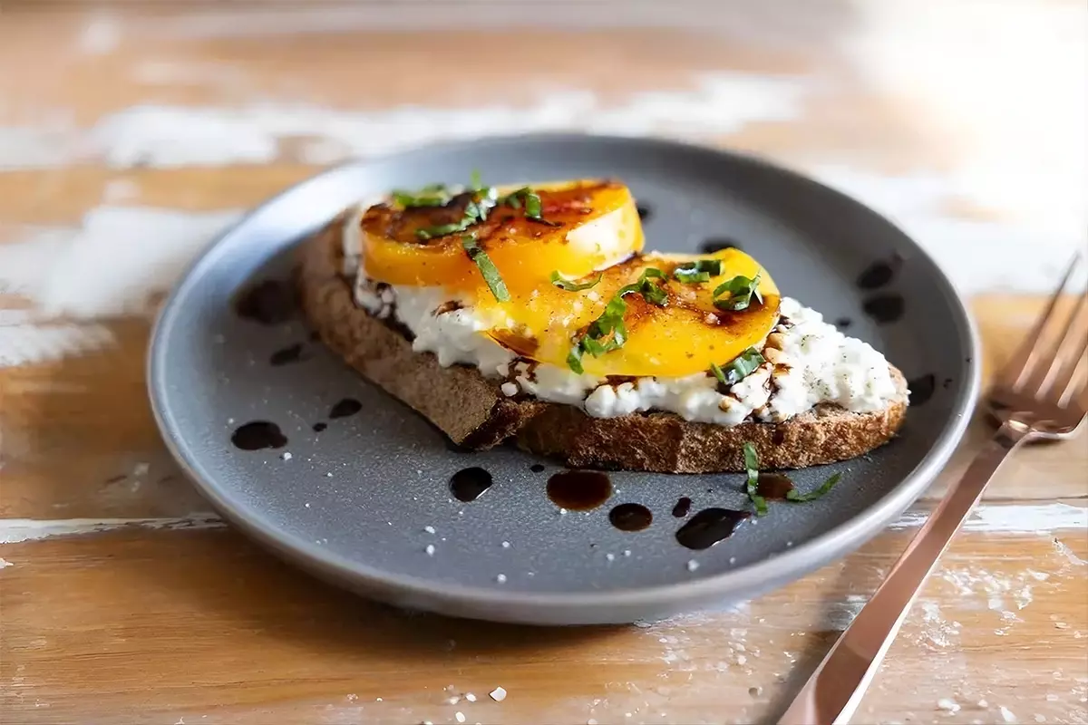 茅屋起司搭配烤桃子與全麥吐司的高蛋白早餐