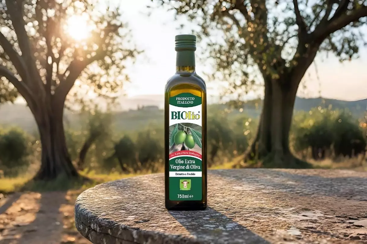 BIOLIO義大利初榨特級橄欖油瓶直立置放在托斯卡尼石桌上，金黃時分義大利橄欖園，陽光穿透古老銀葉橄欖樹，翁布里亞丘陵柔焦、赤陶屋頂別墅，左上自然鏡頭閃光。