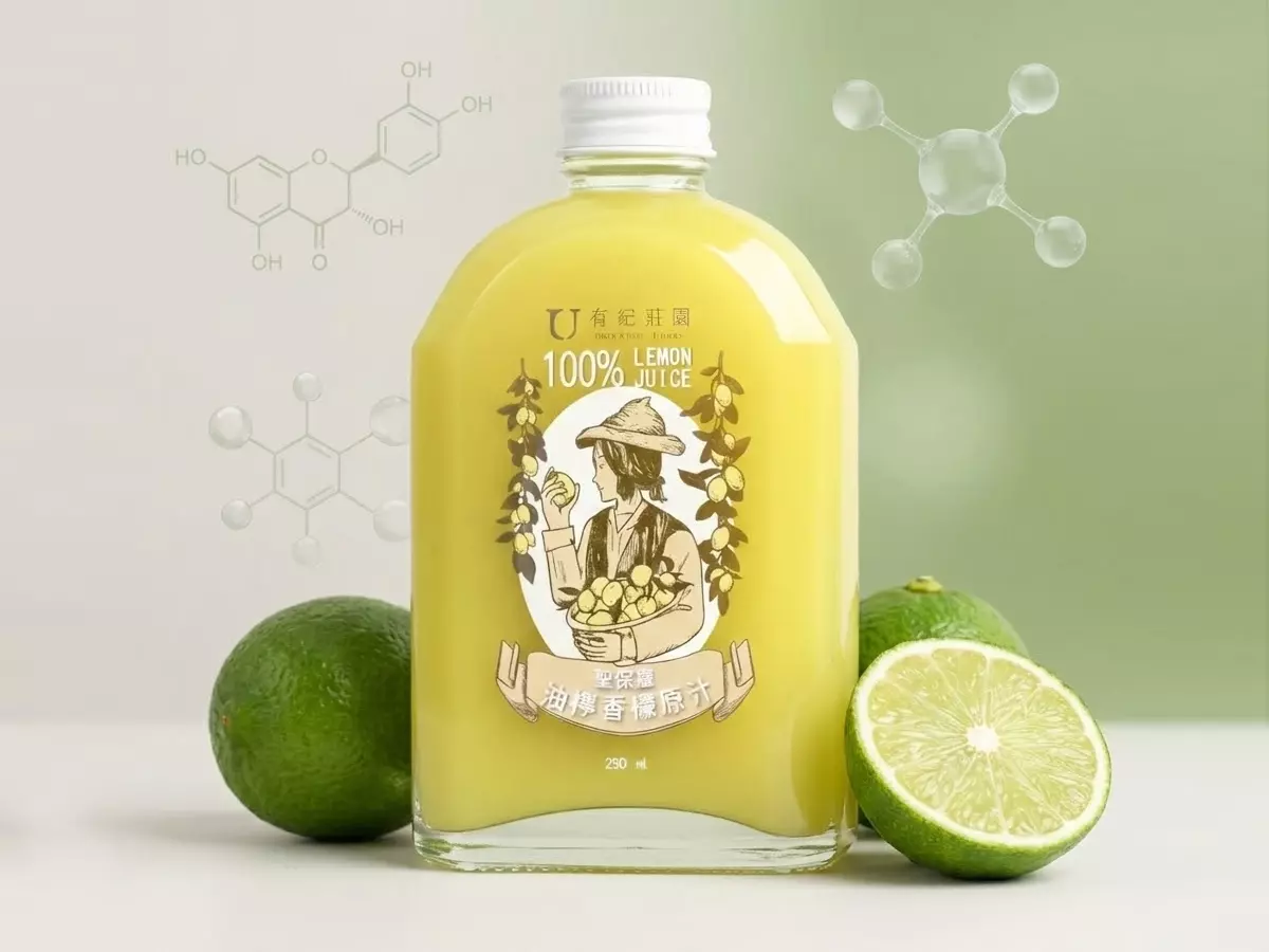 一瓶聖保羅-台灣扁實檸檬原汁產品置於柔和淺綠色背景的展示台上，瓶身標籤清晰可見，旁邊搭配透明玻璃杯與新鮮扁實檸檬，整體風格自然清新、專業寫實。