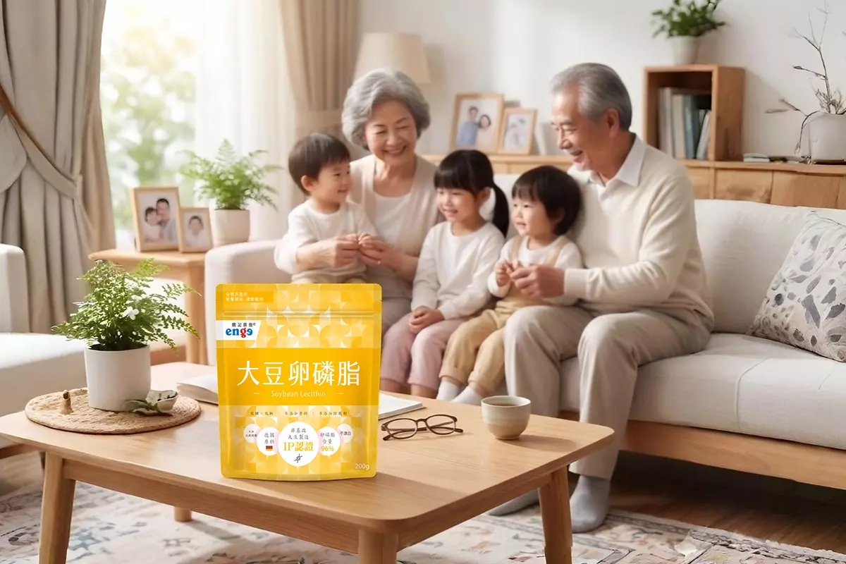 溫馨明亮的台灣家庭客廳場景，桌上前方放置鷹記維他大豆卵磷脂產品，為主視覺。背景有長輩與小孩互動，但模糊不搶焦，光線柔和透過窗戶灑入，呈現健康、自然、活力的氛圍。