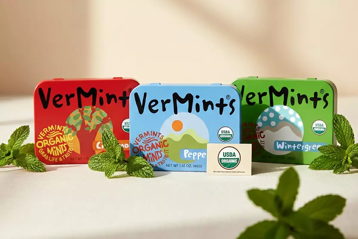 三款VerMints有機薄荷糖鐵盒（原味薄荷、冬青風味、肉桂風味）並排擺放於柔和自然光下的淺色背景上，旁邊點綴真實質感的新鮮薄荷葉與 USDA Organic 認證標章，整體色調自然清新，呈現有機、純淨與高品質氛圍。
