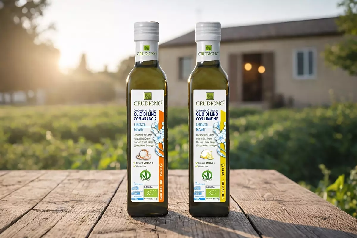 一張自然光影攝影，義大利暖陽田野中展示CRUDIGNO柑橘與檸檬風味亞麻仁油產品瓶身，突出歐盟有機標章與義大利原產。