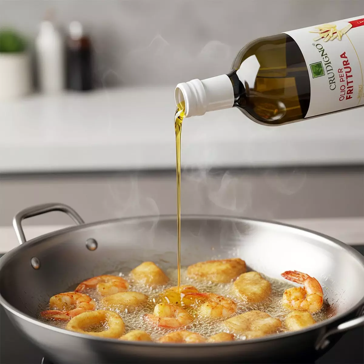 微距特寫合成畫面：CRUDIGNO義大利煎炸專用油傾倒出金黃色油流，倒入前景高溫不鏽鋼炒鍋中，油泡細緻翻騰，蝦仁、花枝圈與魚塊炸至金黃酥脆無焦黑；背景為柔焦現代廚房，整體光線溫暖明亮，呈現高效、健康且令人垂涎的專業烹調氛圍。