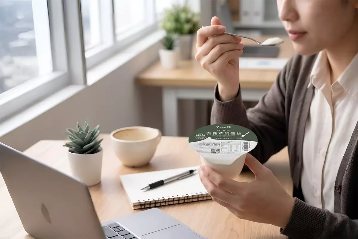 上班族在辦公室輕鬆享用120g有機草飼優格，小份量隨手即食的健康選擇