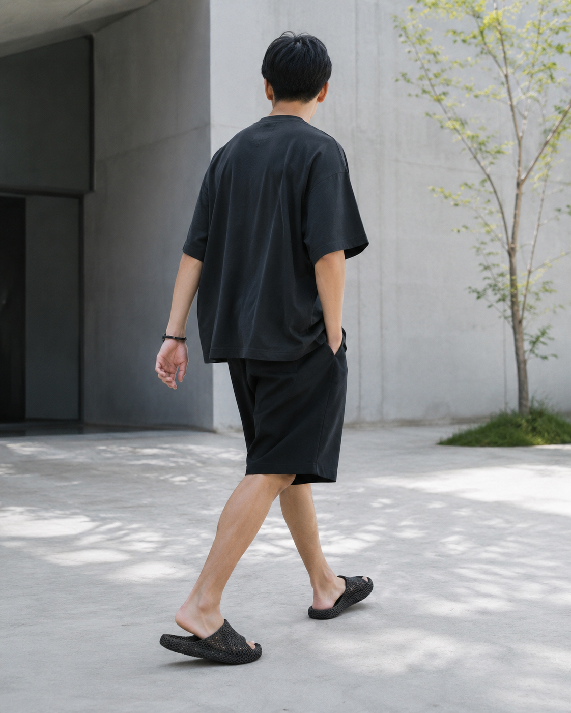 MaGi Slide 黑色背影走路