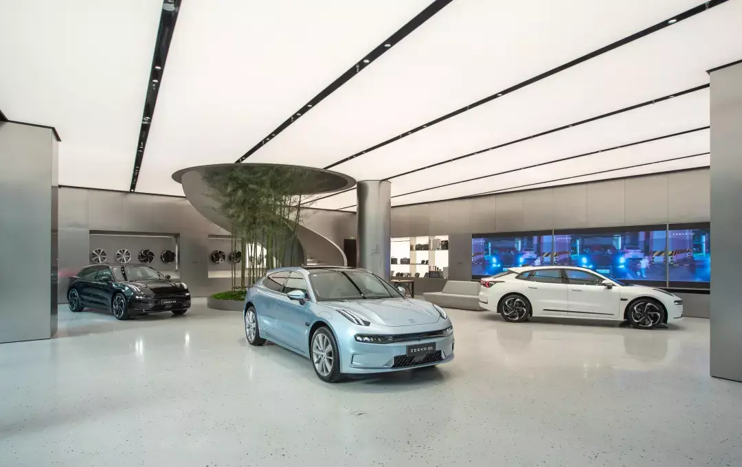 讓更多的自然光線進入展間內部