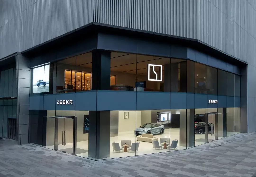 通過安裝不同的燈具組合來區分一二層的視覺亮度