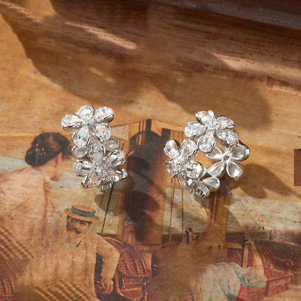 白K色鋯石純銀耳環-柔花映光