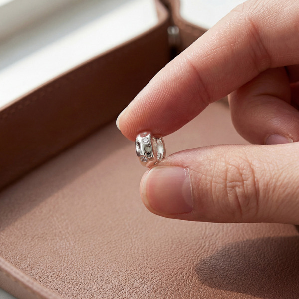 銀色鋯石純銀耳環-靜銀圓語