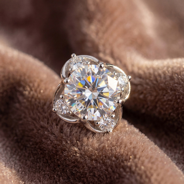 白K色莫桑石純銀耳環-恆光之心