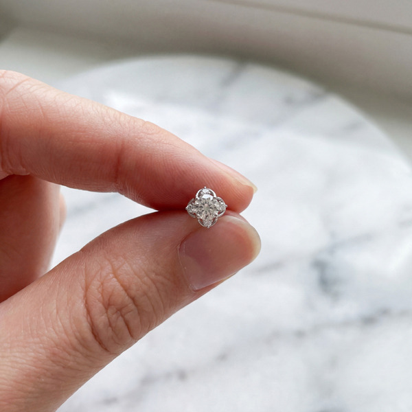 白K色莫桑石純銀耳環-恆光之心