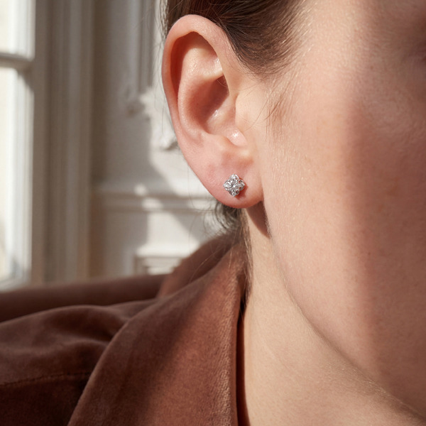 白K色莫桑石純銀耳環-恆光之心