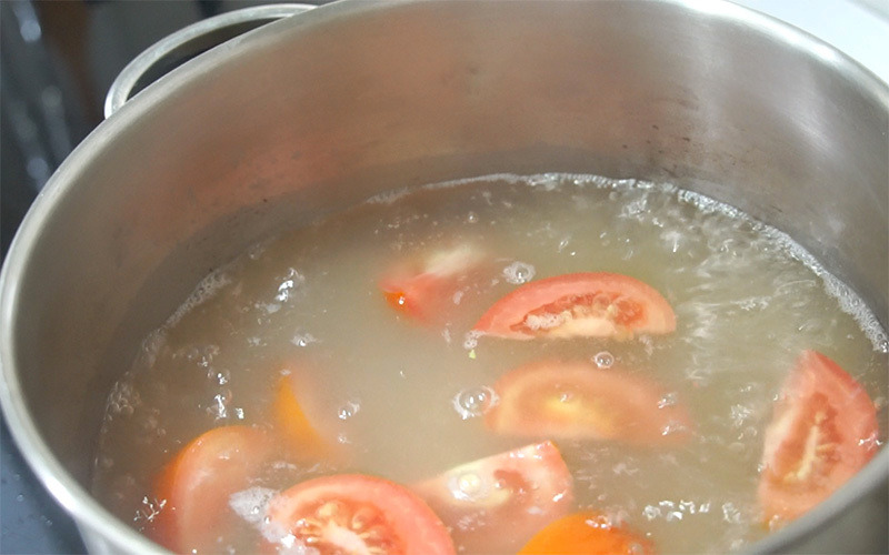 煮高湯加入蕃茄