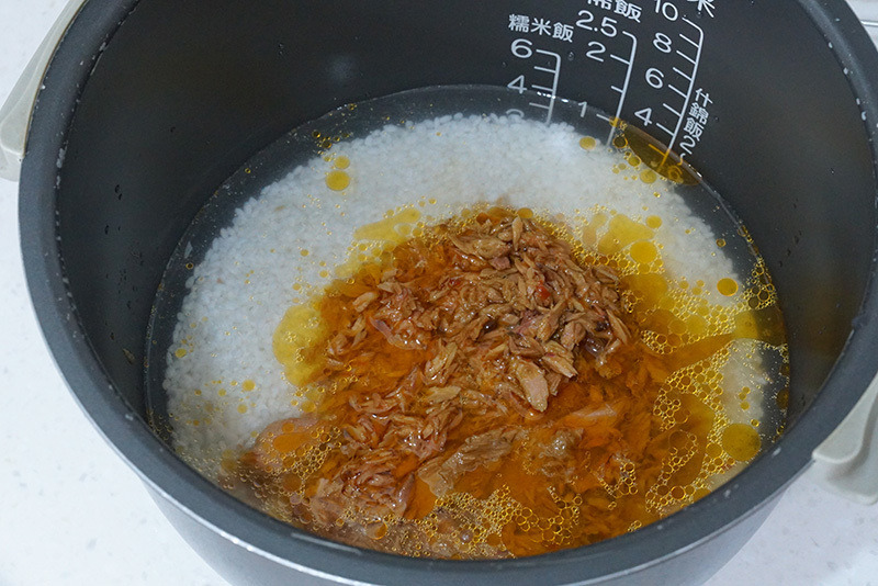 洗米加入罐頭調味