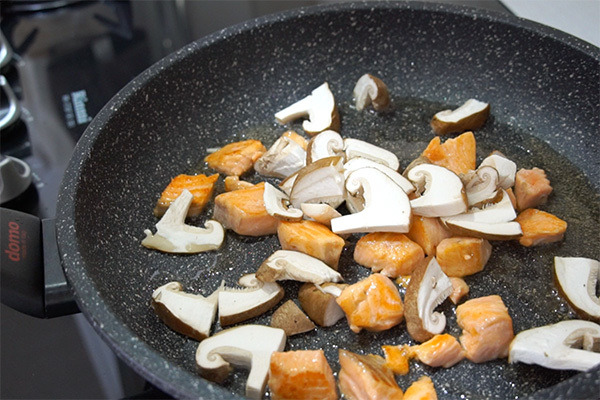 炒鮭魚香菇