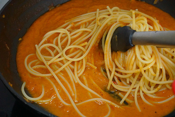 義大利麵拌入蕃茄糊