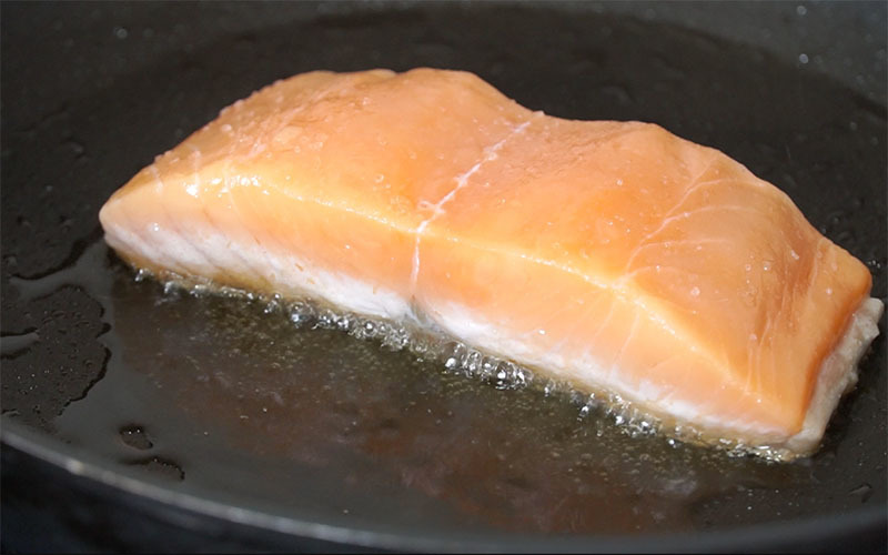 煎鮭魚皮朝下